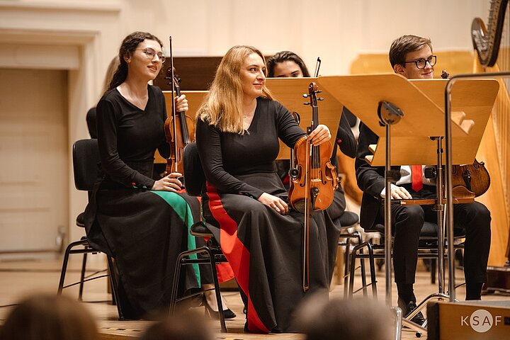 Orkiestra Smyczkowa na scenie.