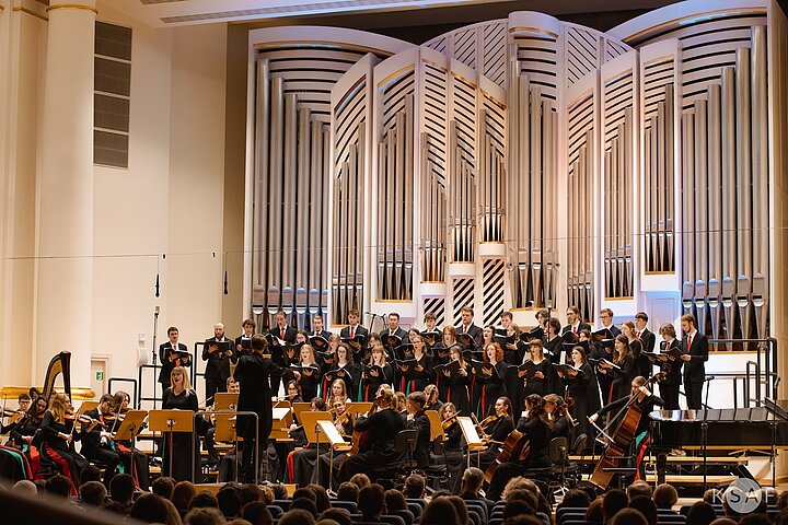 Chór i Orkiestra Smyczkowa na scenie.