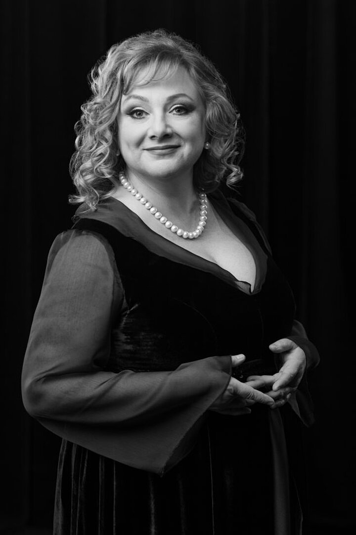 Zdjęcie P. Magdaleny Barylak, prowadzącej emisję głosu dla chóru.