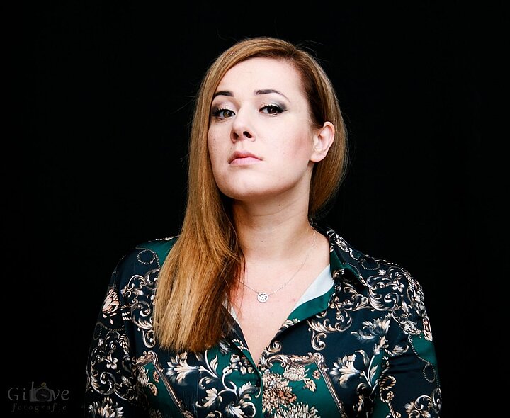 Zdjęcie P. Katarzyny Gierli, prowadzącej emisję głosu dla chóru.