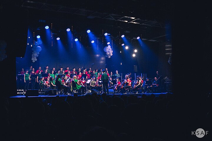 Chór i Orkiestra Smyczkowa na scenie.